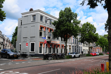 904715 Gezicht op de panden Biltstraat 154 (links) -hoger te Utrecht, met links de ingang van de Oude Kerkstraat.